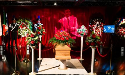 Addio a Pippo Baudo, aperta la camera ardente a Militello in Val di Catania: nel pomeriggio i funerali