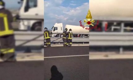Camion in fiamme sull'autostrada A1, le operazioni di spegnimento