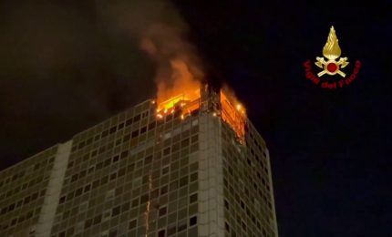 Incendio a Napoli negli uffici del Centro Direzionale, le immagini