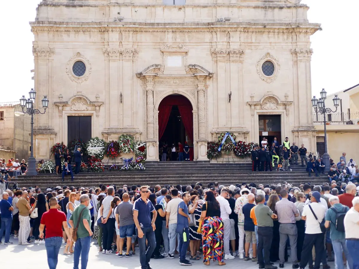 L&rsquo;ultimo saluto a Pippo Baudo, commozione e un fiume di gente ai funerali a Militello. Don Albanese &ldquo;Ha reso onore a Sicilia e Italia&rdquo;