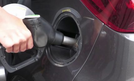 Carburanti, prezzi ai minimi dall'estate 2021