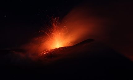Si apre una nuova bocca effusiva nell&rsquo;Etna, colata lavica a quota tremila metri