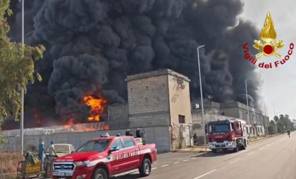 Vasto incendio nella zona industriale di Catania, le immagini