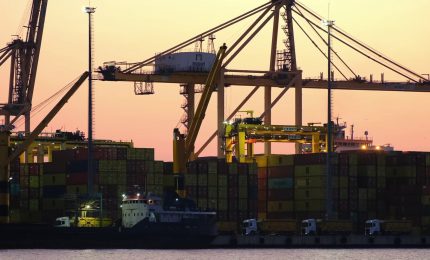 Eurozona, in calo il surplus commerciale