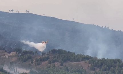 Ancora in fiamme Monte Sara nell'Agrigentino, Canadair in azione