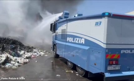 Capannone di un'azienda in fiamme a Catania, le immagini