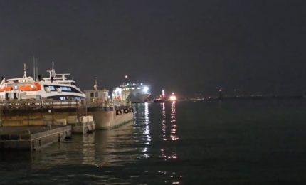Incendio in un traghetto per Napoli, l'arrivo della nave al porto