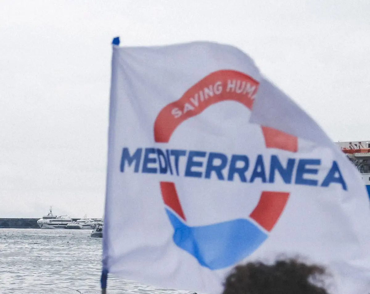 La nave Mediterranea fa sbarcare 10 migranti a Trapani: &ldquo;Gli esseri umani non siano trattati come merce&rdquo;