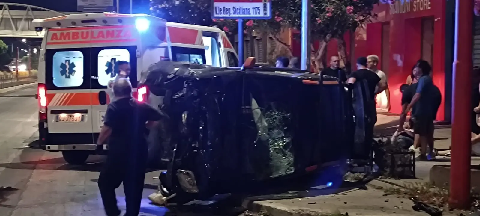 Nella notte un&rsquo;auto si ribalta a Palermo, sfiorata la tragedia