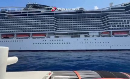 Nave MSC verso Napoli scortata dalla Guardia Costiera, le immagini