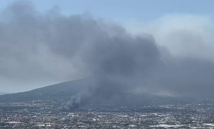 Vasto incendio e nube di fumo a Pompei, in fiamme deposito tessile