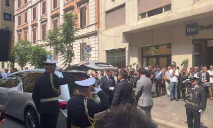 Chiusa la camera ardente, l'applauso al feretro di Baudo