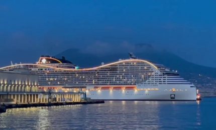 La nave MSC World Europa approda a Napoli dopo l'avaria