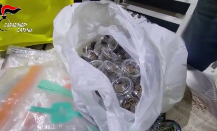 Blitz in una casa dello spaccio a Catania, sequestrati 12 kg di droga