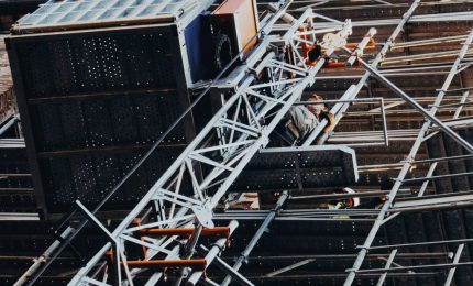 Quattro incidenti mortali sul lavoro in poche ore. Operai perdono la vita nel Catanese, a Torino, Monza e a Roma