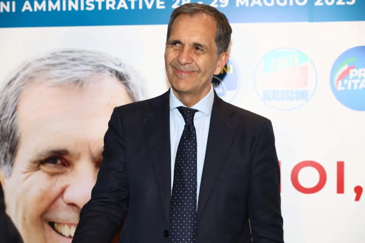 Catania, torta di compleanno con il volto del sindaco Trantino infilzata con una spada