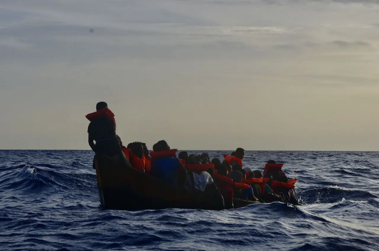 Sbarchi senza sosta e hotspot al collasso a Lampedusa, 180 migranti trasferiti con un volo verso Bergamo