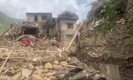 Violento sisma in Afghanistan, le immagini dei soccorsi tra le macerie