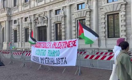 A Milano prosegue il presidio pro-Gaza in Piazza della Scala