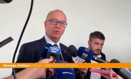 Scuola, Valditara "Maggioranza studenti favorevole a stop cellulari"