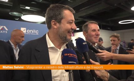 Trasporto aereo, Salvini "Volare con cani in cabina segno di civilt&agrave;"