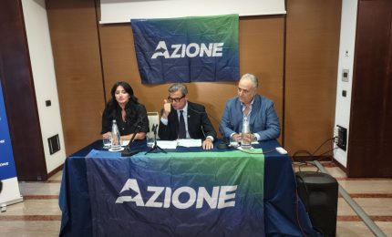 Calenda &ldquo;In Sicilia un sistema che si autoalimenta e non si occupa dei cittadini&rdquo;