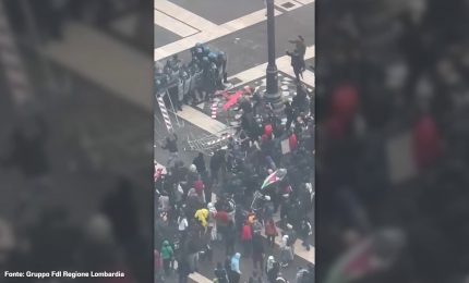Milano, corteo pro Pal. Le immagini dall'alto della guerriglia urbana