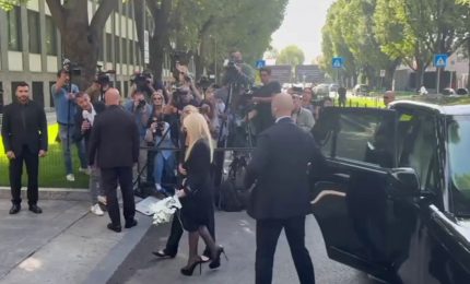 Armani, Donatella Versace porta dei fiori bianchi nella camera ardente