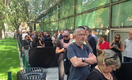 Folla in fila a Milano per Giorgio Armani "Lascia tanto amore"