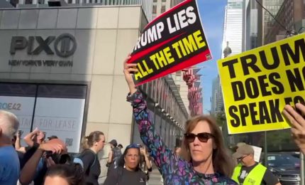 New York, manifestanti anti-Trump fuori dal Palazzo di Vetro