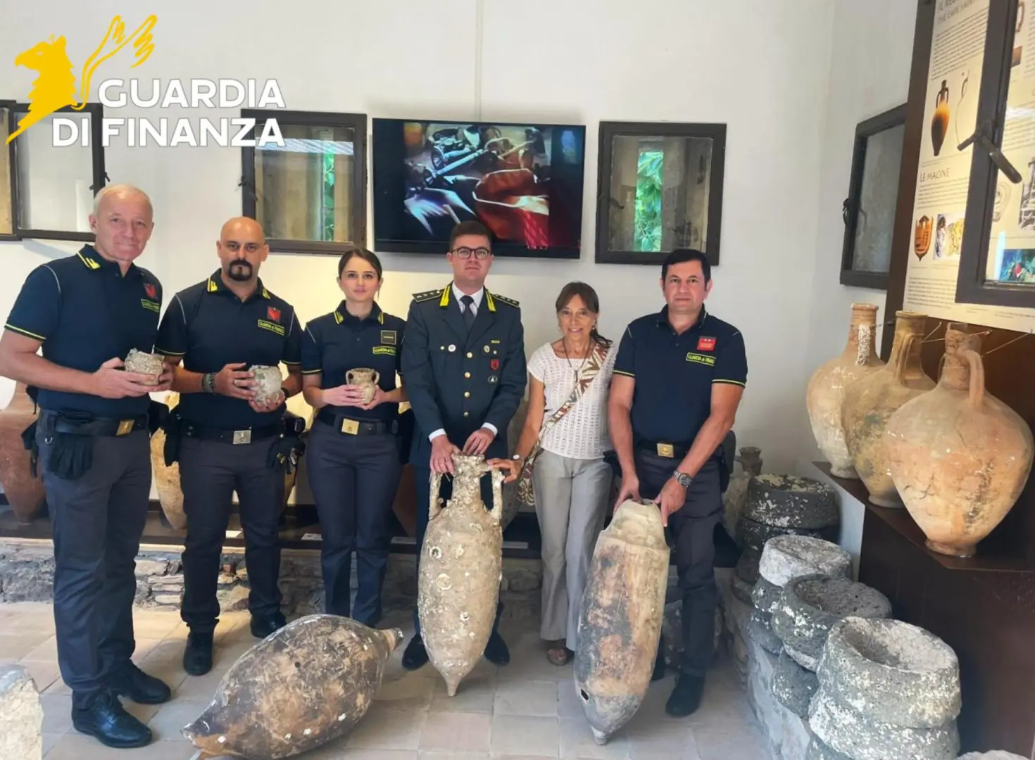 La Guardia di Finanza consegna sei anfore antiche al &ldquo;Parco Archeologico di Naxos Taormina&rdquo;