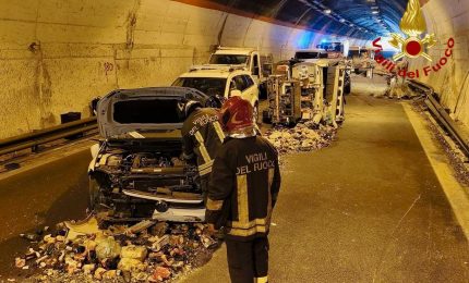 Scontro in una galleria del Palermitano: otto persone ferite, una &egrave; grave