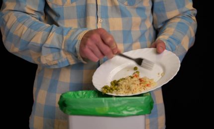 Spreco alimentare, l&rsquo;Ue fissa obiettivi vincolanti entro il 2030