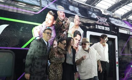 Un treno Regionale con livrea dedicata a X Factor