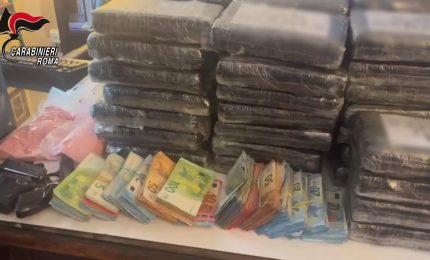 In casa con 67 chili di droga e due pistole, arrestato 35enne a Roma