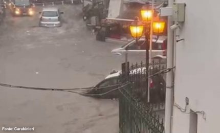 Violento nubifragio a Ischia, l'acqua trascina le auto dei Carabinieri