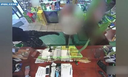Rapine aggravate in esercizi commerciali, 2 arresti a Torino