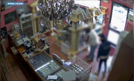 Finti agenti rapinano oreficeria e gioielleria, 8 arresti a Milano