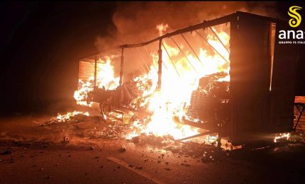 Mezzo pesante in fiamme sull'A19, illeso il conducente