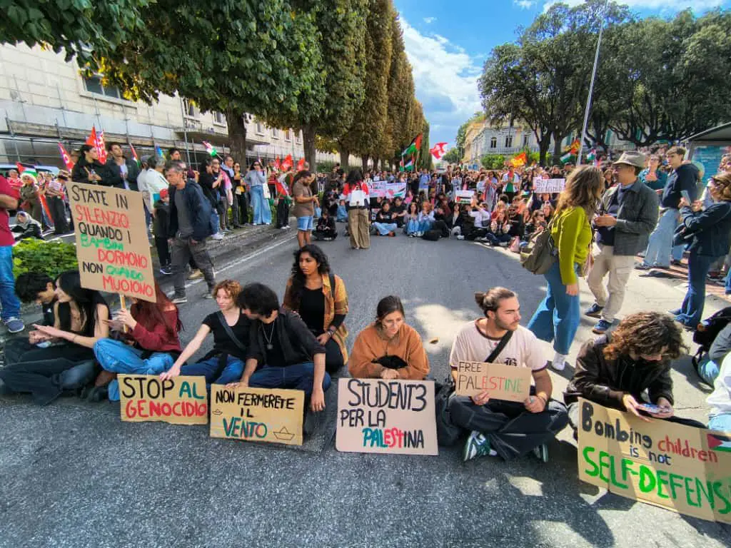 Oltre 150 mila manifestanti nelle citt&agrave; siciliane, a Messina gli studenti bloccano via Garibaldi