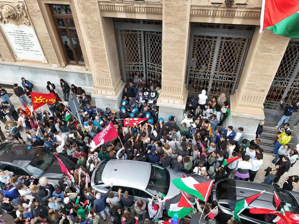 Sciopero, in 150 mila nelle citt&agrave; siciliane: bloccata la circonvallazione a Palermo, momenti di tensione a Messina