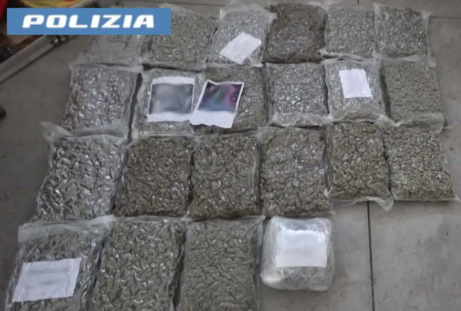 Scoperto a Catania un deposito di droga con 30kg di marijuana, un arresto
