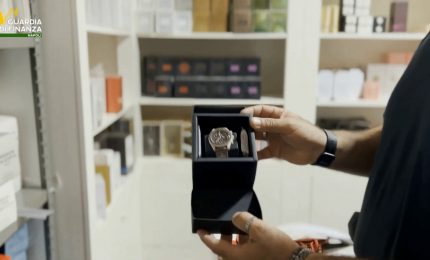 Napoli, scoperta una "boutique" del falso: denunciati due coniugi