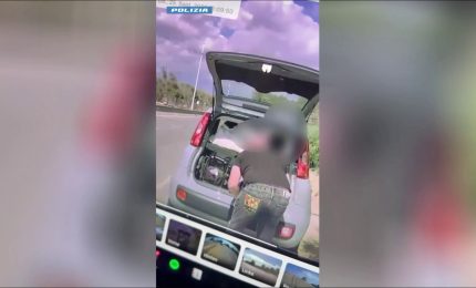 Ruba zaini e borse di un turista, incastrato dalla dash cam dell'auto