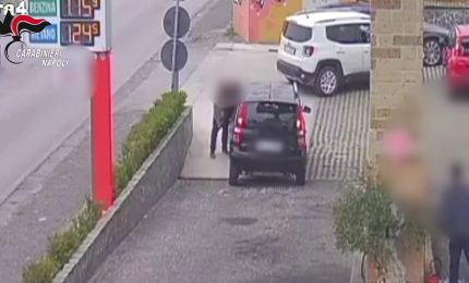 Donna aggredita dall'ex nel napoletano, arrestato il 49enne. Le immagini