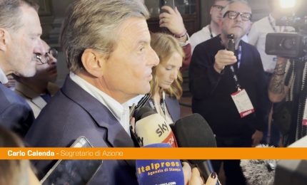 Calenda "Il campo largo finir&agrave; con Conte candidato premier"