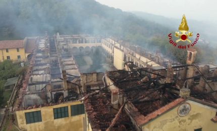 In fiamme il monastero della Bernaga nel Lecchese, le immagini