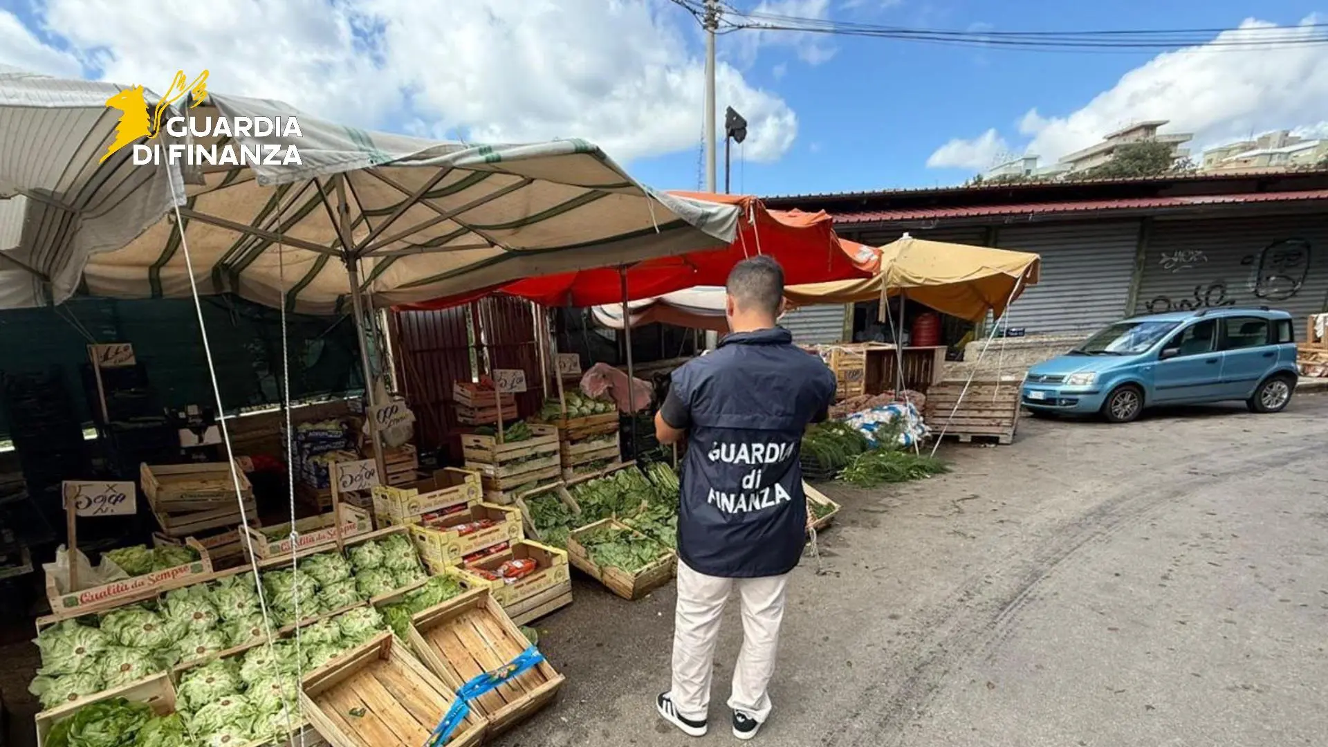 A Palermo sequestrato un mercato ortofrutticolo abusivo nel quartiere Zisa / Video