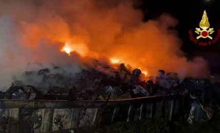 Catania, vasto incendio in un'azienda di demolizioni