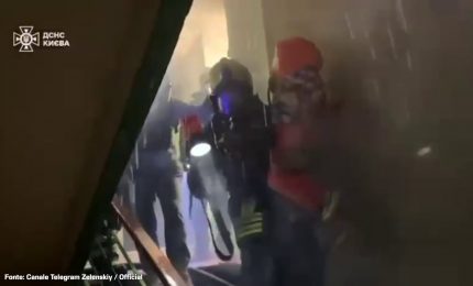 Oltre 460 droni russi nella notte sull'Ucraina, le immagini dei soccorsi